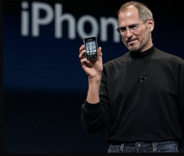 Steve Jobs no palco apresentando o primeiro iPhone na Macworld em 2007.