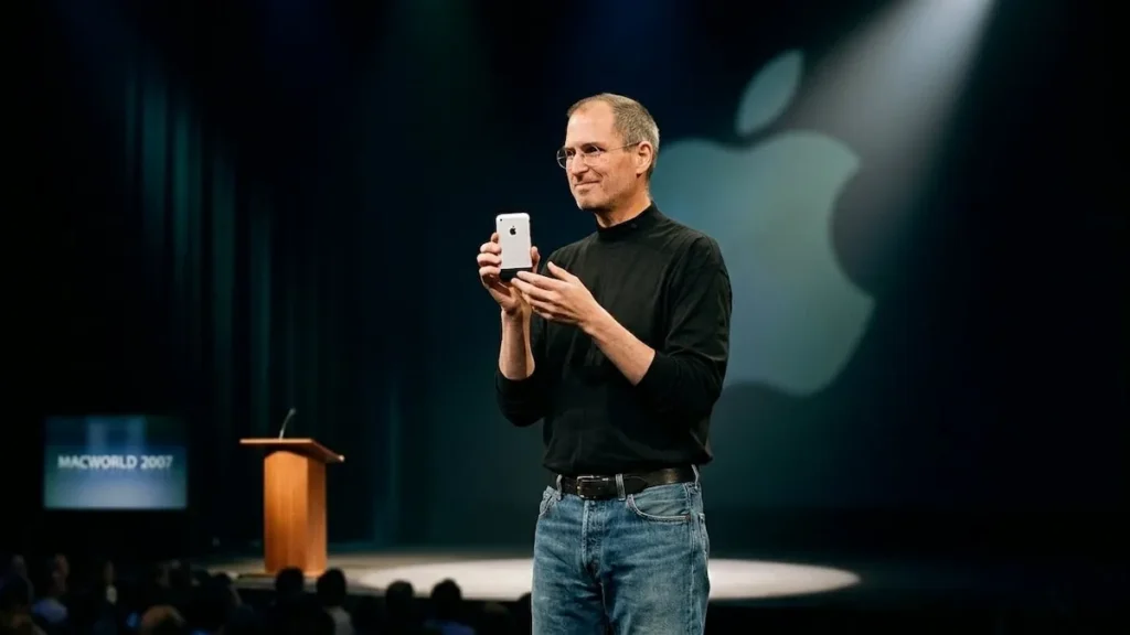 Steve Jobs no palco em 2007 segurando o primeiro iPhone original.