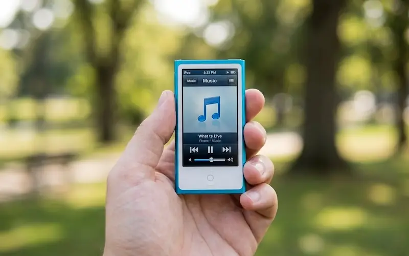 Pessoa utilizando um iPod Nano de última geração durante uma caminhada.