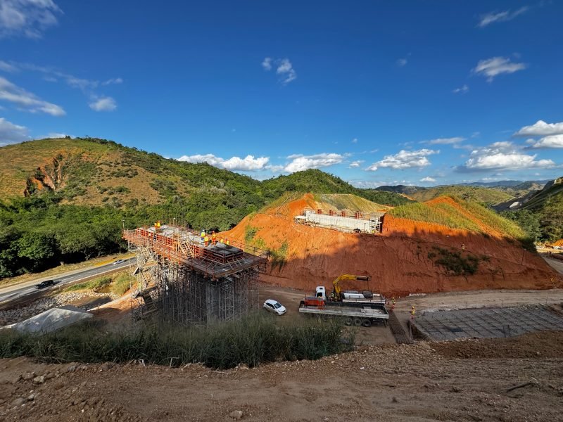 Serviços de detonação de rochas e escavação na Serra das Araras