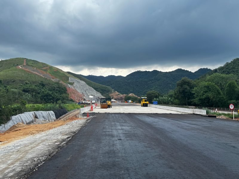Obras de ampliação na Serra das Araras com máquinas e equipes atuando na rodovia