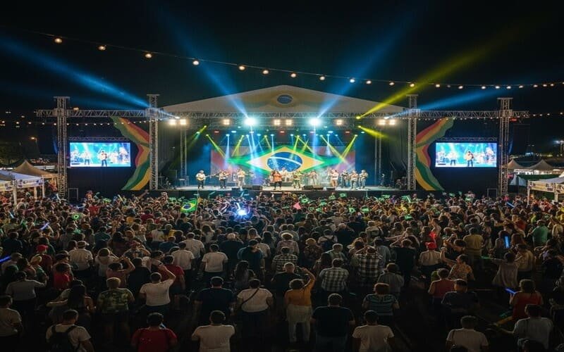 Grande festival de música reunindo multidão no Brasil
