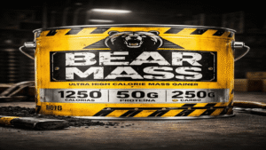 Ilustração de uma lata de suplemento hipercalórico amarela com design industrial, escrita Bear Mass e ícone de um urso preto, em cenário de oficina.