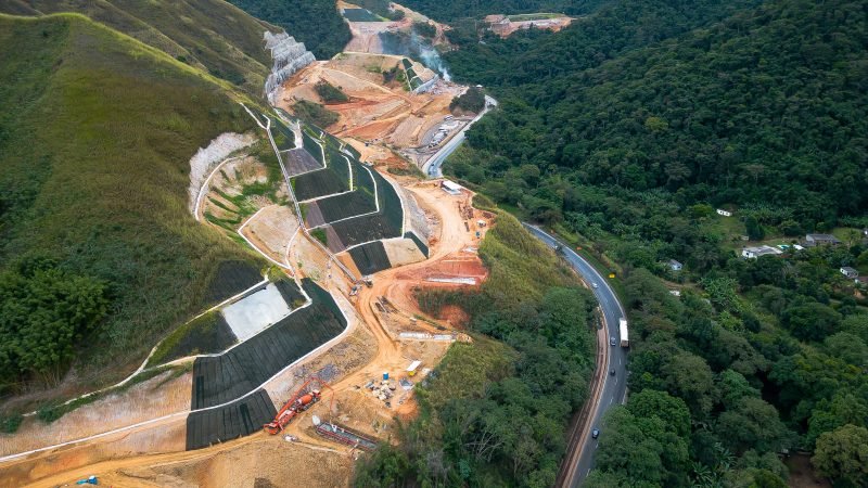 Construção de viadutos e estruturas viárias na Serra das Araras
