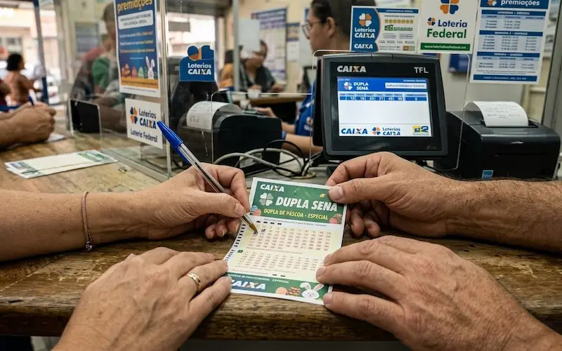 pessoa preenchendo volante da Dupla de Páscoa em lotérica