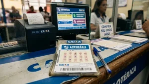 volante da Lotofácil com números marcados em lotérica brasileira