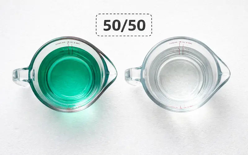 mistura de aditivo com água desmineralizada em proporção 50/50