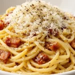 Prato de espaguete à carbonara autêntico cremoso com bacon dourado queijo parmesão e pimenta-do-reino