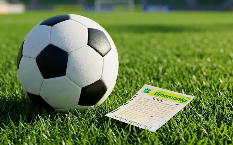 bola de futebol ao lado de volante de loteria representando a Timemania
