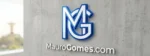 Logotipo 3D com monograma estilizado das letras M e G em azul vibrante e branco, fixado em uma parede de concreto cinza, com o texto MauroGomes.com logo abaixo em fonte moderna branca.