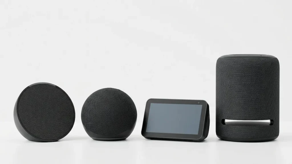 modelos de Alexa Echo Dot Echo Pop Echo Show e Echo Studio lado a lado